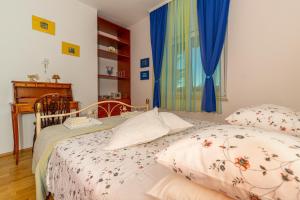 Postel nebo postele na pokoji v ubytování Apartment in Dramalj 41606