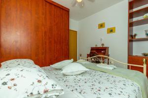 Postel nebo postele na pokoji v ubytování Apartment in Dramalj 41606