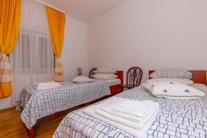 Postel nebo postele na pokoji v ubytování Apartment in Dramalj 41606