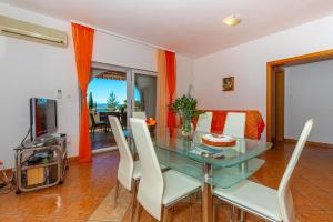 TV a/nebo společenská místnost v ubytování Apartment in Dramalj 41606