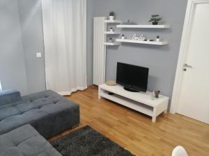 A television and/or entertainment centre at FIT apartman
