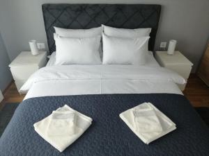 A bed or beds in a room at FIT apartman