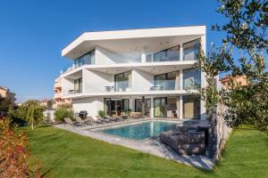 Bazén v ubytování Luxury Villa Aruna nebo v jeho okolí