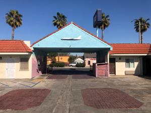 un edificio con techo azul con un barco. en The Fly Inn Motel, en Lynwood