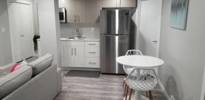 Ett kök eller pentry på Luxurious 2 bedroom basement suite