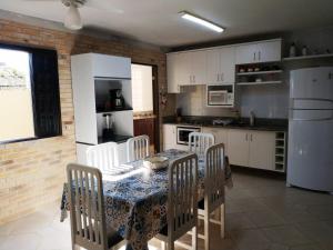 Η κουζίνα ή μικρή κουζίνα στο Linda casa c/ piscina e conforto próximo do Mar