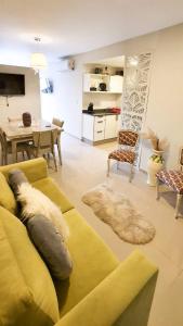 聖米格爾德圖庫曼的住宿－Crisostomo - Bon Repos，客厅配有黄色的沙发和桌子