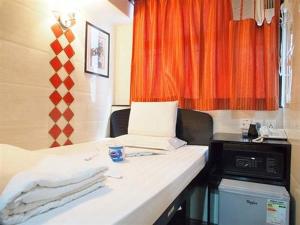 a room with a desk with towels on it at Day and Night Hostel Block D 10th floor in Hong Kong