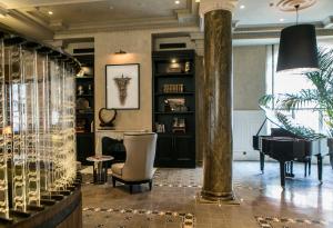 Posezení v ubytování The Bank Hotel Istanbul, a Member of Design Hotels