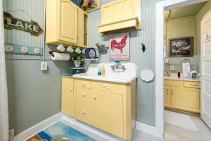 Η κουζίνα ή μικρή κουζίνα στο Two Lower Level Apartments AC Downtown Walkable +14 φωτογραφίες