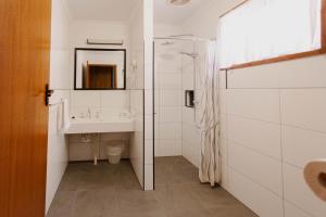 Kylpyhuone majoituspaikassa Donald Motor Lodge