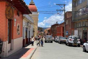 a group of people walking down a city street at Apartamento zona colonial lindísimo 101 in Zipaquirá