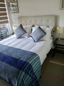 a bedroom with a large bed with blue and white pillows at Pucón Central lake in Pucón