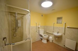 A bathroom at Auld Cross Keys Inn