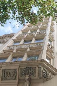 um edifício branco alto com detalhes ornamentados em Hotel Collins em Melbourne