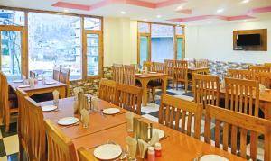 Restoran ili drugo mesto za obedovanje u objektu Treebo Dev With Valley View, Mall Road