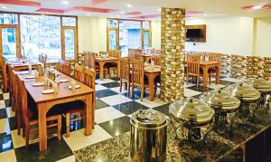 Restoran või mõni muu söögikoht majutusasutuses Treebo Dev With Valley View, Mall Road