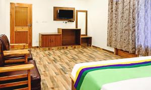 TV i/ili multimedijalni sistem u objektu Treebo Dev With Valley View, Mall Road