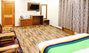 TV i/ili multimedijalni sistem u objektu Treebo Dev With Valley View, Mall Road