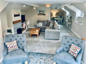 sala de estar con 2 sillas azules y mesa en Hill Cottage en Weston-super-Mare