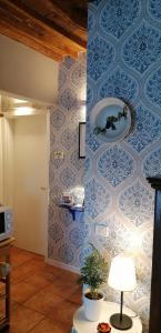 una camera con parete blu e bianca di Appartamento rustico Lucca stazione a Lucca