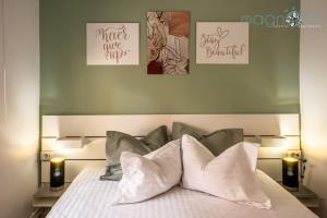 A bed or beds in a room at Magnolia Central Apartment #1