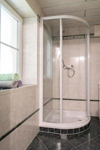 y baño con ducha y puerta de cristal. en Appartement Taurachblick, en Tamsweg