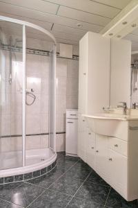 A bathroom at Appartement Taurachblick
