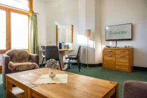 Telewizja i/lub zestaw kina domowego w obiekcie Hotel Das Gastein - ganzjährig inklusive Alpentherme Gastein & Sommersaison inklusive Gasteiner Bergbahnen