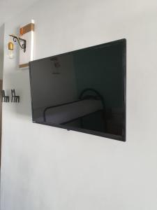 a flat screen tv hanging on a wall at MataRoom in Torre Lapillo