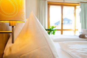 Łóżko lub łóżka w pokoju w obiekcie Hotel Das Gastein - ganzjährig inklusive Alpentherme Gastein & Sommersaison inklusive Gasteiner Bergbahnen