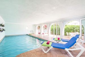聖托馬斯的住宿－Villa Leona by Villa Plus，一个带2把躺椅的游泳池和一个游泳池