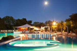 Bazén v ubytovaní Camping Village Rocchette alebo v jeho blízkosti