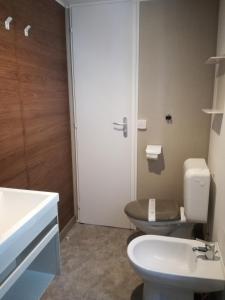 La salle de bains est pourvue de toilettes et d'un lavabo. dans l'établissement Campeggio Italia, à Marina di Massa