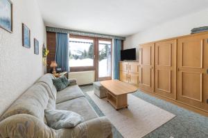 a living room with a couch and a tv at Haus Kreidl - Top 7 in Königsleiten