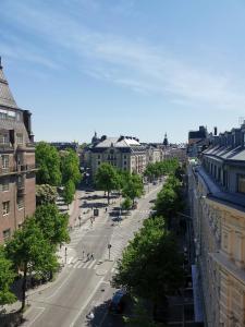 Blick auf eine Straße in einer Stadt mit Gebäuden in der Unterkunft Crystal Plaza Hotel in Stockholm