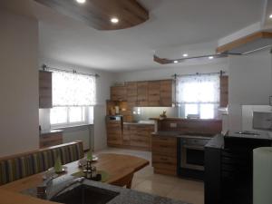 cocina grande con fregadero y mesa en Ferienhaus Mendlingbauer, en Lassing