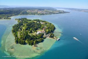 una isla en medio de un cuerpo de agua en LÉGÈRE EXPRESS Tuttlingen, en Tuttlingen