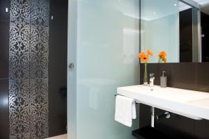 A bathroom at Home to Home Barcelona Még 32 kép