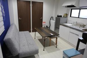 un petit salon avec une table et un canapé dans l'établissement Wonderful stay TOKYO nakanoshinbashi, à Tokyo 10 autres photos