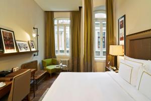 Postel nebo postele na pokoji v ubytování The Bank Hotel Istanbul, a Member of Design Hotels