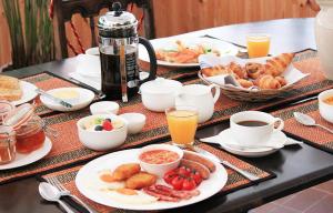 セネン・コーブにあるSennen Riseの朝食用の食材、コーヒー、オレンジジュースを用意した朝食用テーブル