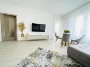Televízia a/alebo spoločenská miestnosť v ubytovaní New Luxury City centre apartment with panoramic view, free parking
