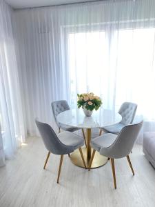 Posedenie v ubytovaní New Luxury City centre apartment with panoramic view, free parking