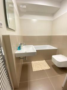 y baño con lavabo y aseo. en New Luxury City centre apartment with panoramic view, free parking, en Bratislava