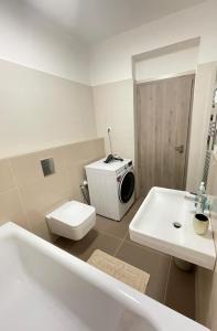 Kúpeľňa v ubytovaní New Luxury City centre apartment with panoramic view, free parking
