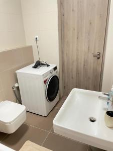Kúpeľňa v ubytovaní New Luxury City centre apartment with panoramic view, free parking