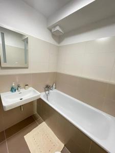 Kúpeľňa v ubytovaní New Luxury City centre apartment with panoramic view, free parking