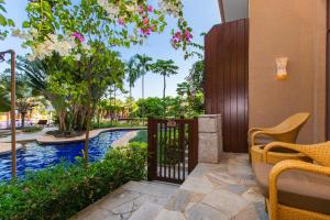 Bazén v ubytování Yalong Bay Mangrove Tree Resort nebo v jeho okolí