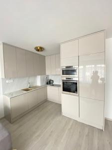Kuchyňa alebo kuchynka v ubytovaní New Luxury City centre apartment with panoramic view, free parking
